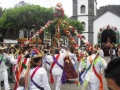 La Danza de Las Flores de Tegueste aproximándose al santo para realizar los honores